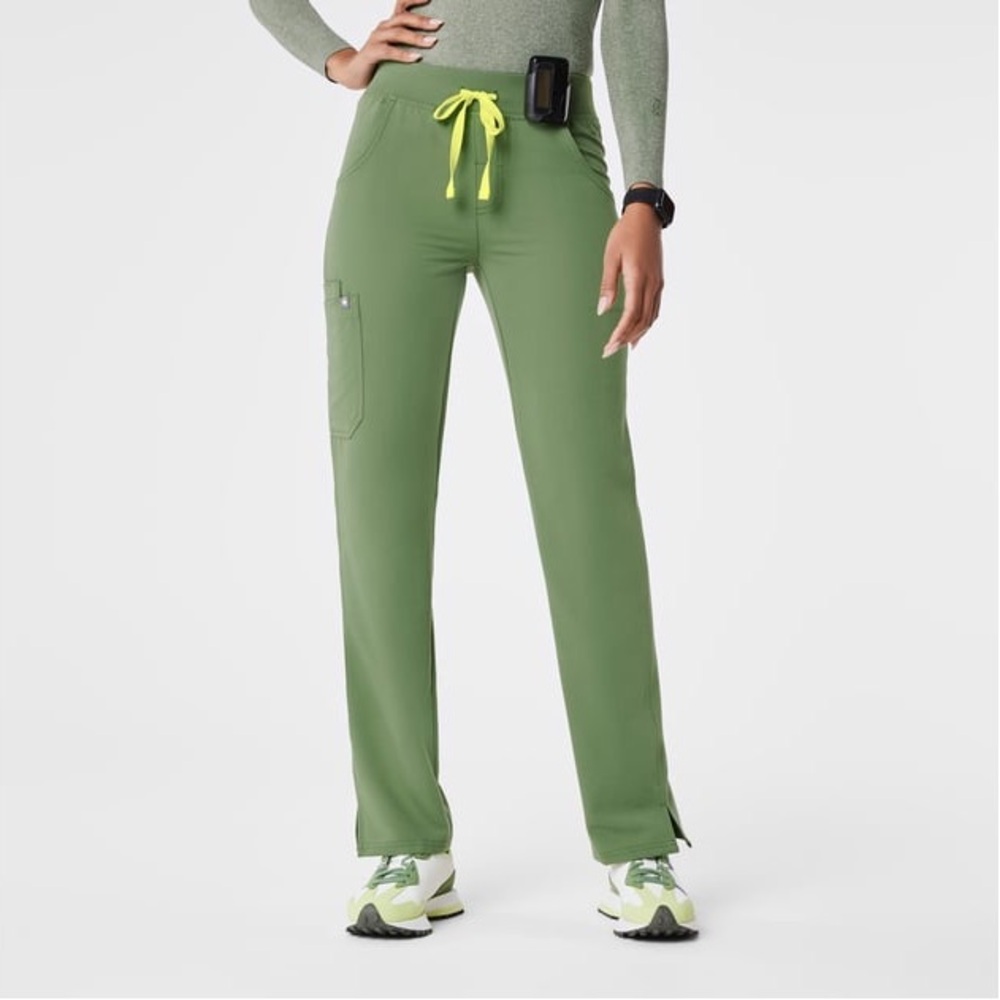 FIGS Kade Cargo Scrub Pants in Fern